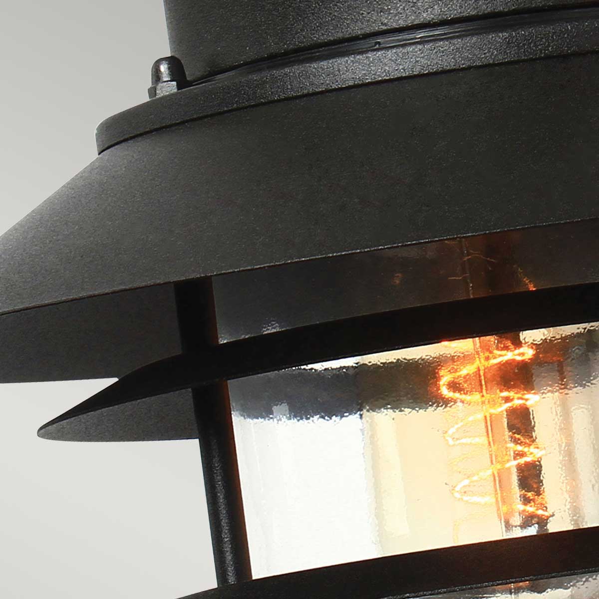Copenhagen Ø22 Schwarz außenlampe Von Elstead Lighting - Tillverkad av rostfritt st&aring;l i svart finish och glas, erbjuder den en h&aring;llbar och v&auml;dert&aring;lig konstruktion som passar perfekt f&ouml;r fasader, entr&eacute;er och uteplatser.