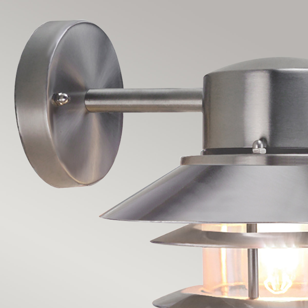 Copenhagen Ø22 Gebürsteter Stahl außenlampe Von Elstead Lighting - Tillverkad av rostfritt st&aring;l i borstad finish och glas, erbjuder den en h&aring;llbar och v&auml;dert&aring;lig konstruktion som passar perfekt f&ouml;r fasader, entr&eacute;er och uteplatser.