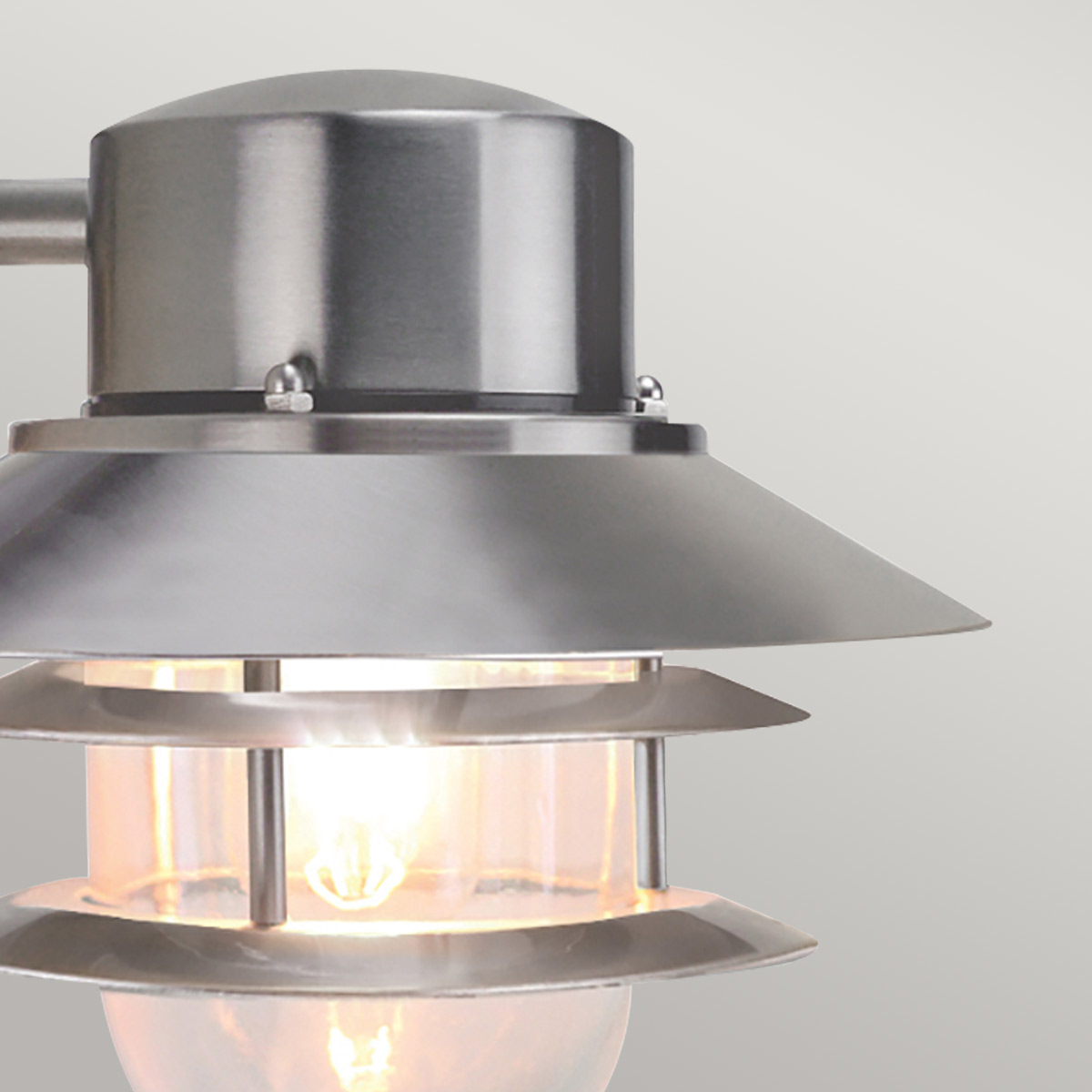 Copenhagen Ø22 Gebürsteter Stahl außenlampe Von Elstead Lighting - Tillverkad av rostfritt st&aring;l i borstad finish och glas, erbjuder den en h&aring;llbar och v&auml;dert&aring;lig konstruktion som passar perfekt f&ouml;r fasader, entr&eacute;er och uteplatser.