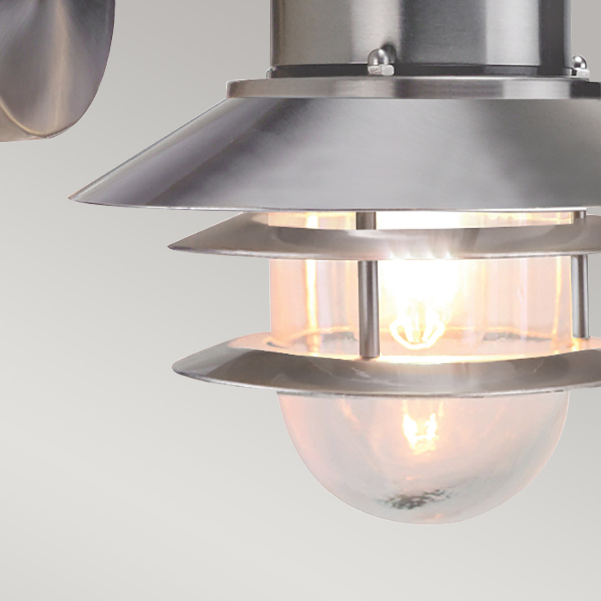 Copenhagen Ø22 Gebürsteter Stahl außenlampe Von Elstead Lighting - Tillverkad av rostfritt st&aring;l i borstad finish och glas, erbjuder den en h&aring;llbar och v&auml;dert&aring;lig konstruktion som passar perfekt f&ouml;r fasader, entr&eacute;er och uteplatser.