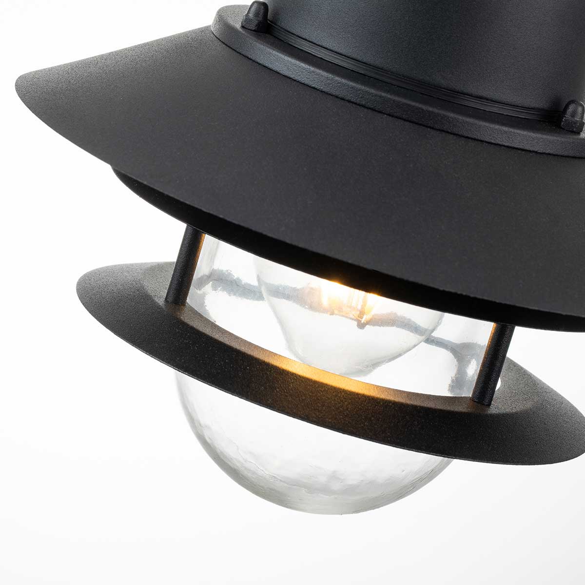 Copenhagen Ø22 Schwarz Von Elstead Lighting - Tillverkad av rostfritt st&aring;l i svart finish och glas, erbjuder den en h&aring;llbar och v&auml;dert&aring;lig konstruktion som passar perfekt f&ouml;r entr&eacute;er, altaner och verandor.