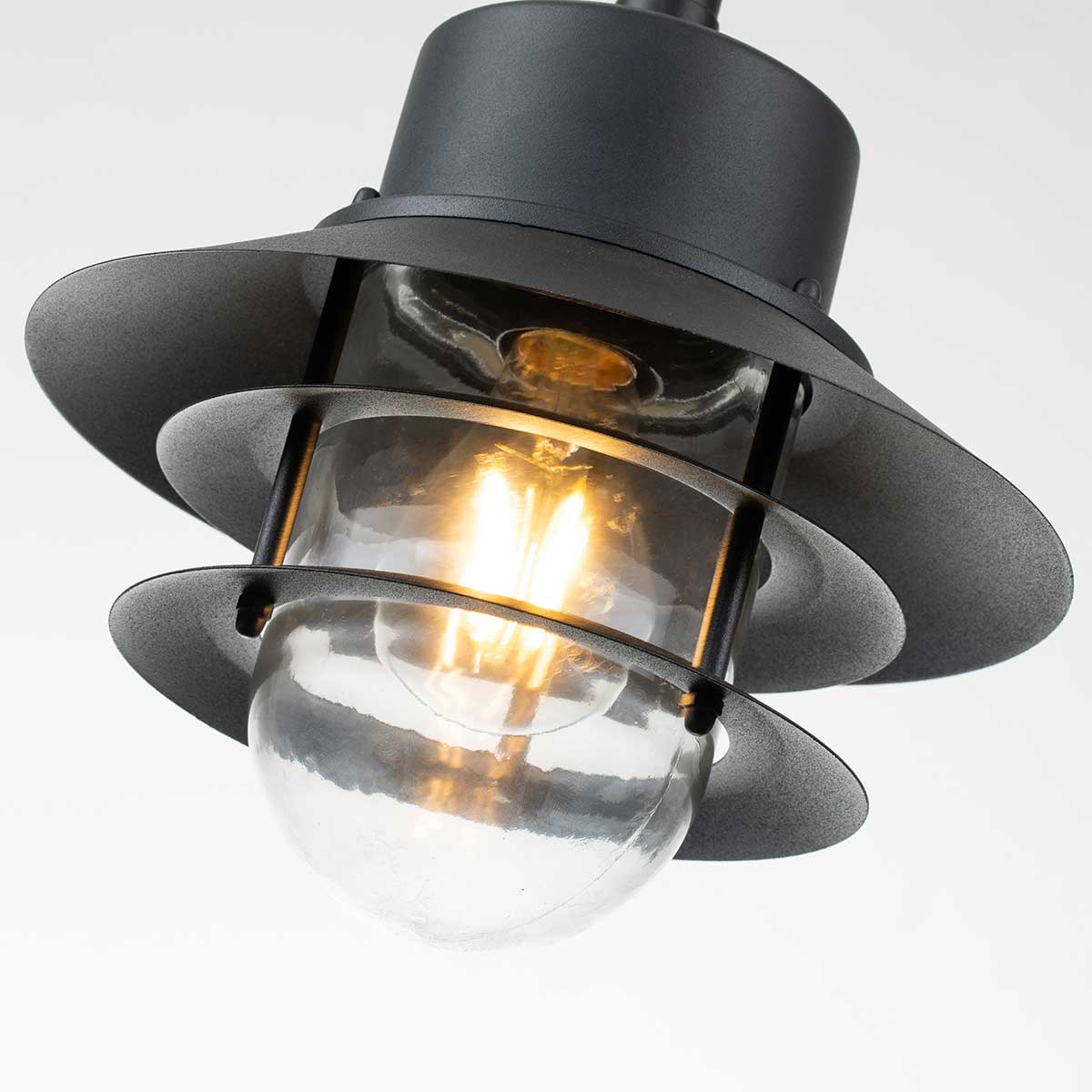 Copenhagen Ø22 Schwarz Von Elstead Lighting - Tillverkad av rostfritt st&aring;l i svart finish och glas, erbjuder den en h&aring;llbar och v&auml;dert&aring;lig konstruktion som passar perfekt f&ouml;r entr&eacute;er, altaner och verandor.