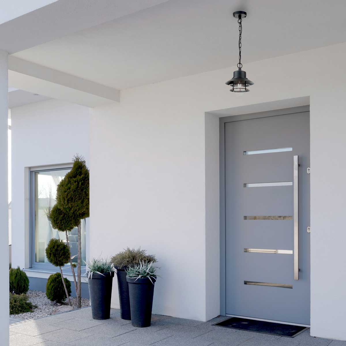 Copenhagen Ø22 Schwarz Von Elstead Lighting - Tillverkad av rostfritt st&aring;l i svart finish och glas, erbjuder den en h&aring;llbar och v&auml;dert&aring;lig konstruktion som passar perfekt f&ouml;r entr&eacute;er, altaner och verandor.
