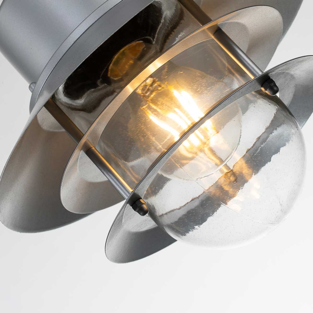 Copenhagen Ø22 Silber Von Elstead Lighting - Tillverkad av rostfritt st&aring;l i silverfinish och glas, erbjuder den en h&aring;llbar och v&auml;dert&aring;lig konstruktion som passar perfekt f&ouml;r entr&eacute;er, altaner och verandor.