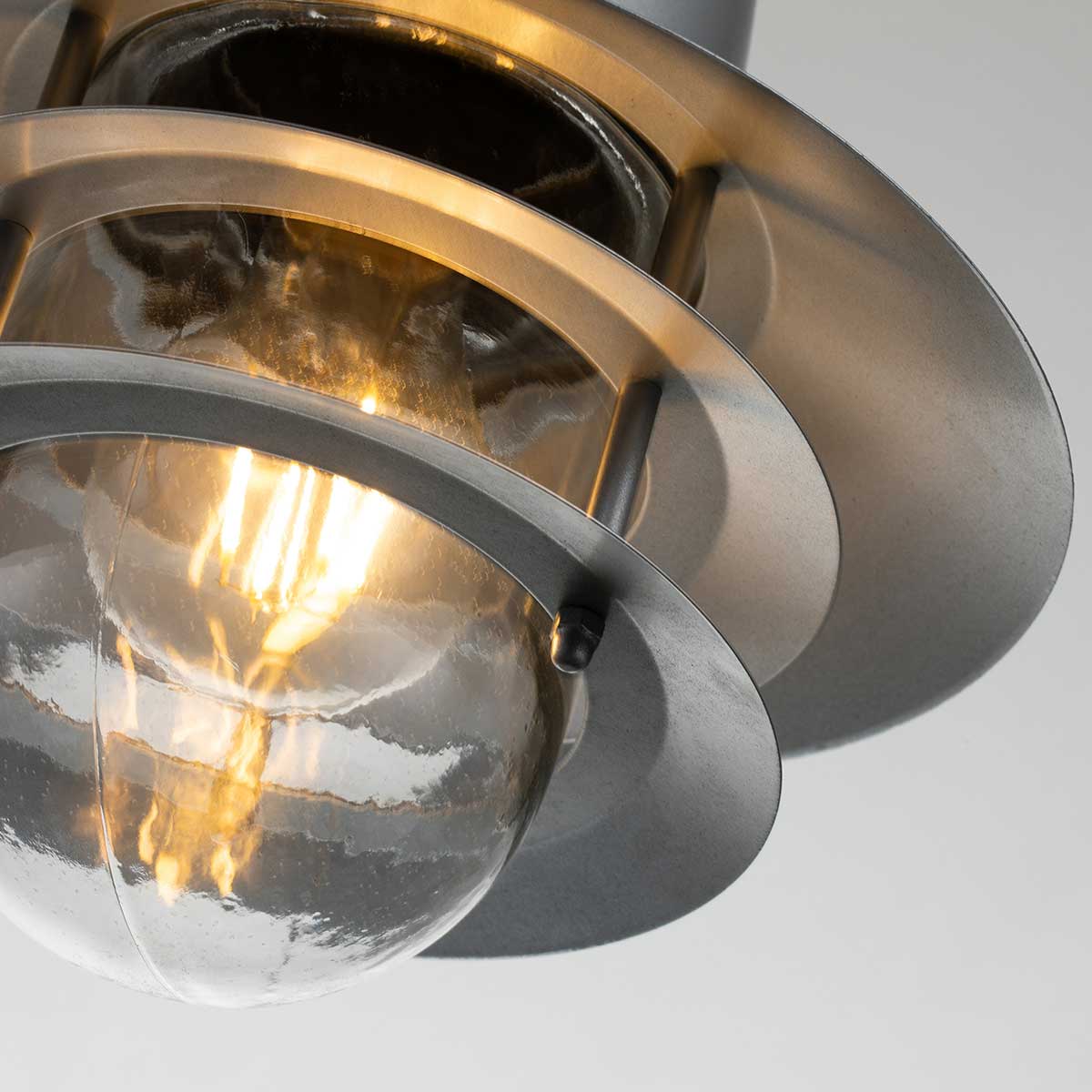 Copenhagen Ø22 Silber Von Elstead Lighting - Tillverkad av rostfritt st&aring;l i silverfinish och glas, erbjuder den en h&aring;llbar och v&auml;dert&aring;lig konstruktion som passar perfekt f&ouml;r entr&eacute;er, altaner och verandor.