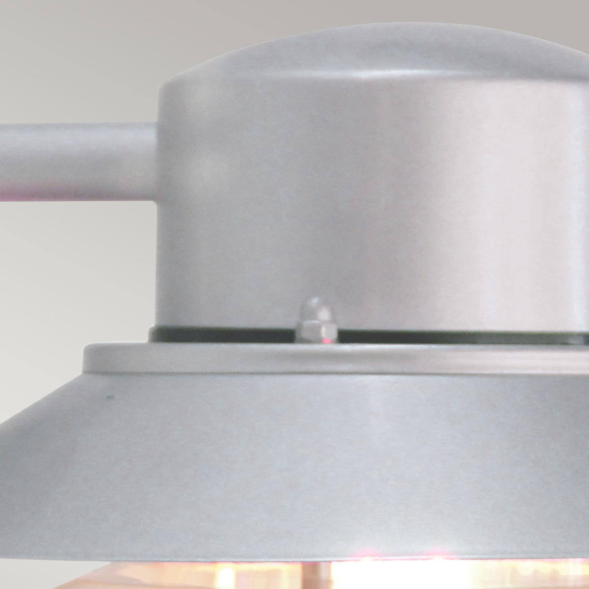 Copenhagen Ø22 Silber außenlampe Von Elstead Lighting - Tillverkad av rostfritt st&aring;l i silverfinish och glas, erbjuder den en h&aring;llbar och v&auml;dert&aring;lig konstruktion som passar perfekt f&ouml;r fasader, entr&eacute;er och uteplatser.