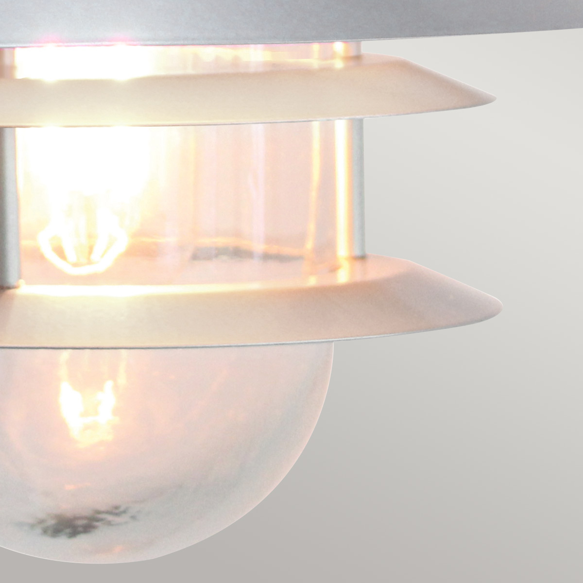 Copenhagen Ø22 Silber außenlampe Von Elstead Lighting - Tillverkad av rostfritt st&aring;l i silverfinish och glas, erbjuder den en h&aring;llbar och v&auml;dert&aring;lig konstruktion som passar perfekt f&ouml;r fasader, entr&eacute;er och uteplatser.