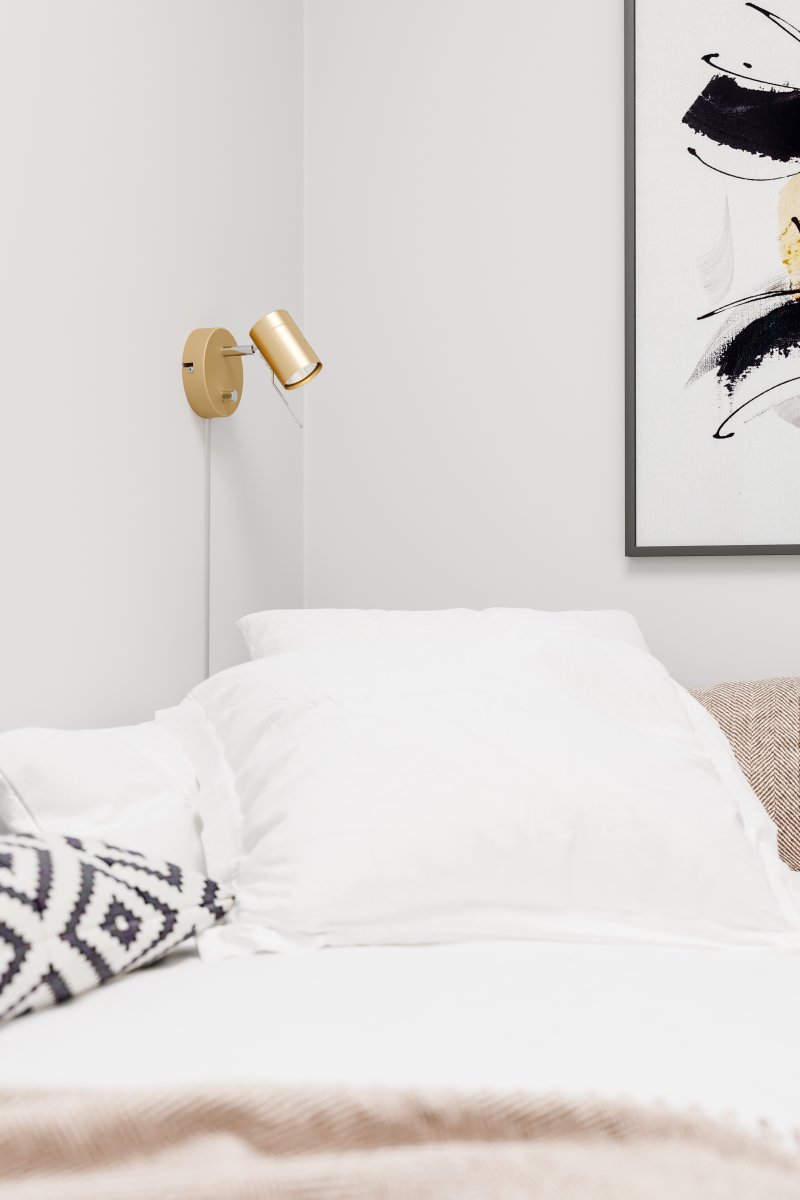 Correct Gold leselampe Von By Rydéns - Die Wandleuchte Correct verfügt über einen eingebauten Dimmer, sodass Sie die Helligkeit nach Bedarf ändern können.