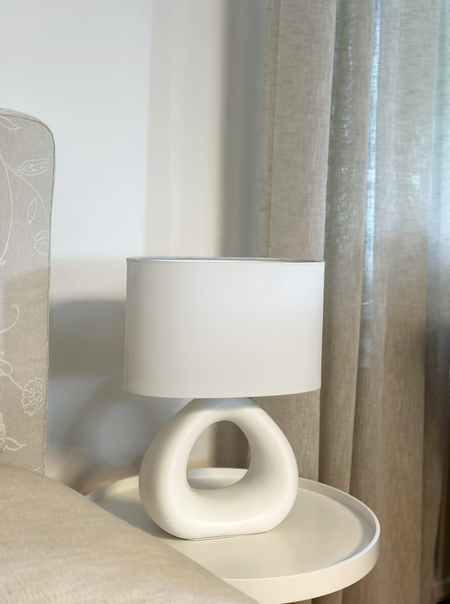 Eleni 35cm Naturweiß tischlampe Von Aneta Lighting - Erleben Sie modernen Minimalismus mit Eleni, einer stilvollen Tischlampe, die Ihren Raum ganz einfach in eine elegante Oase verwandelt.