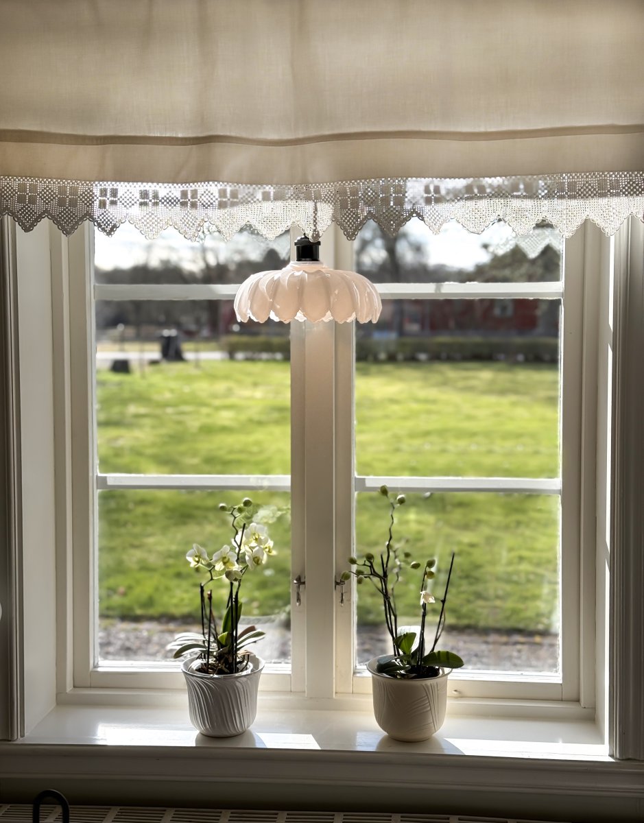 Sofia Ø25 Schwarz und Weiß fensterlampe Von Aneta Lighting - Schafft einen dekorativen Lichtpunkt im Fenster und trägt zu einer einladenden und gemütlichen Atmosphäre bei.