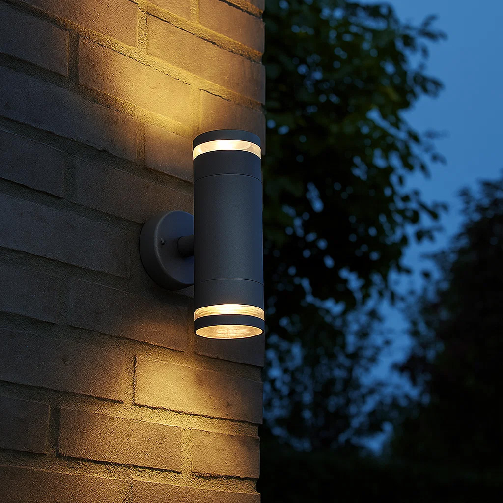 Cylinder Duo Anthrazit außenlampe Von Lampan - Lampan lyser fint b&aring;de upp och ner p&aring; v&auml;ggen.