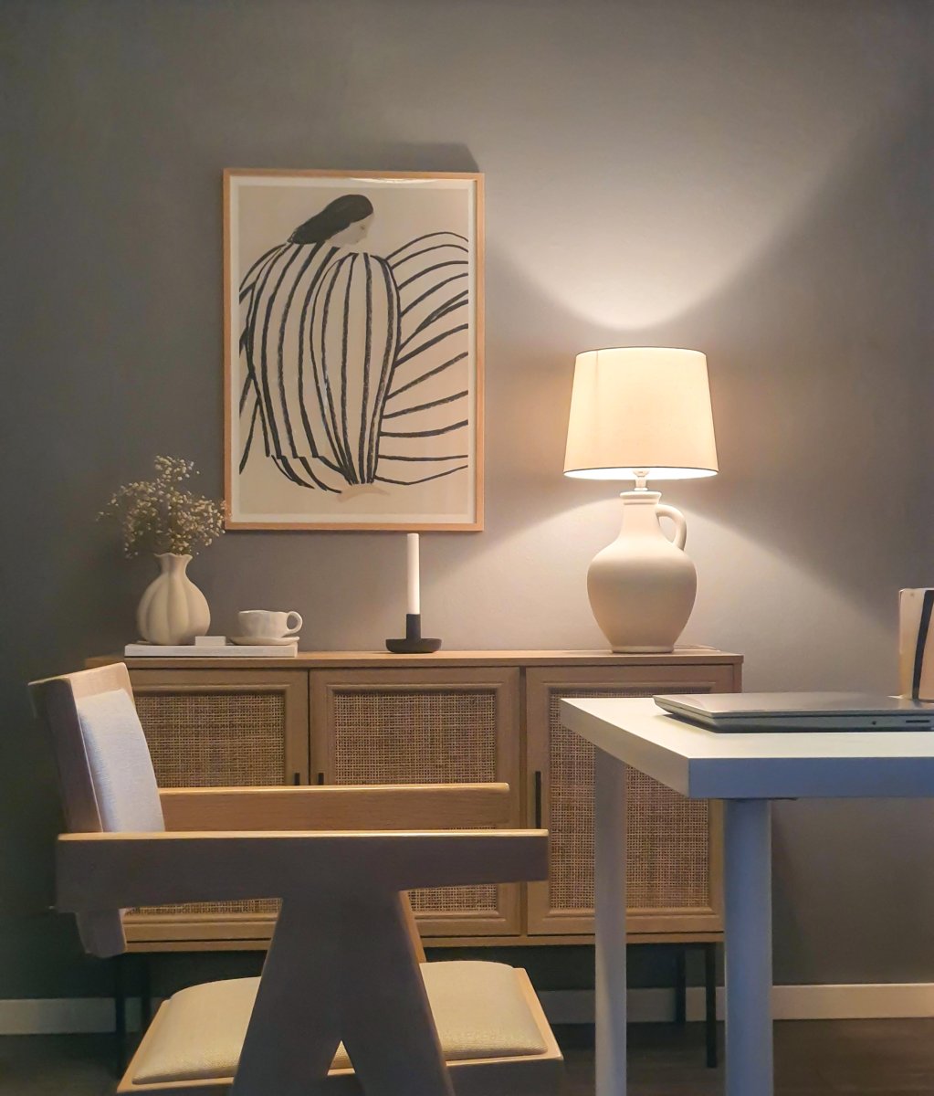 Athena 58cm Naturweiß tischlampe Von Aneta Lighting - Mit einem geschwungenen Keramiksockel in der Form eines antiken Krugs verleiht es Ihrem Zuhause eine rustikale Note.