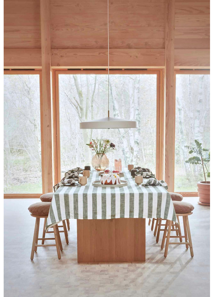 Hatto Ø65 Weiß hängelampe Von OYOY - Die Hatto Pendelleuchte in Wei&szlig; besticht durch ihr stilvolles Design mit matter Oberfl&auml;che, eleganten Messingdetails und einem Textilkabel.