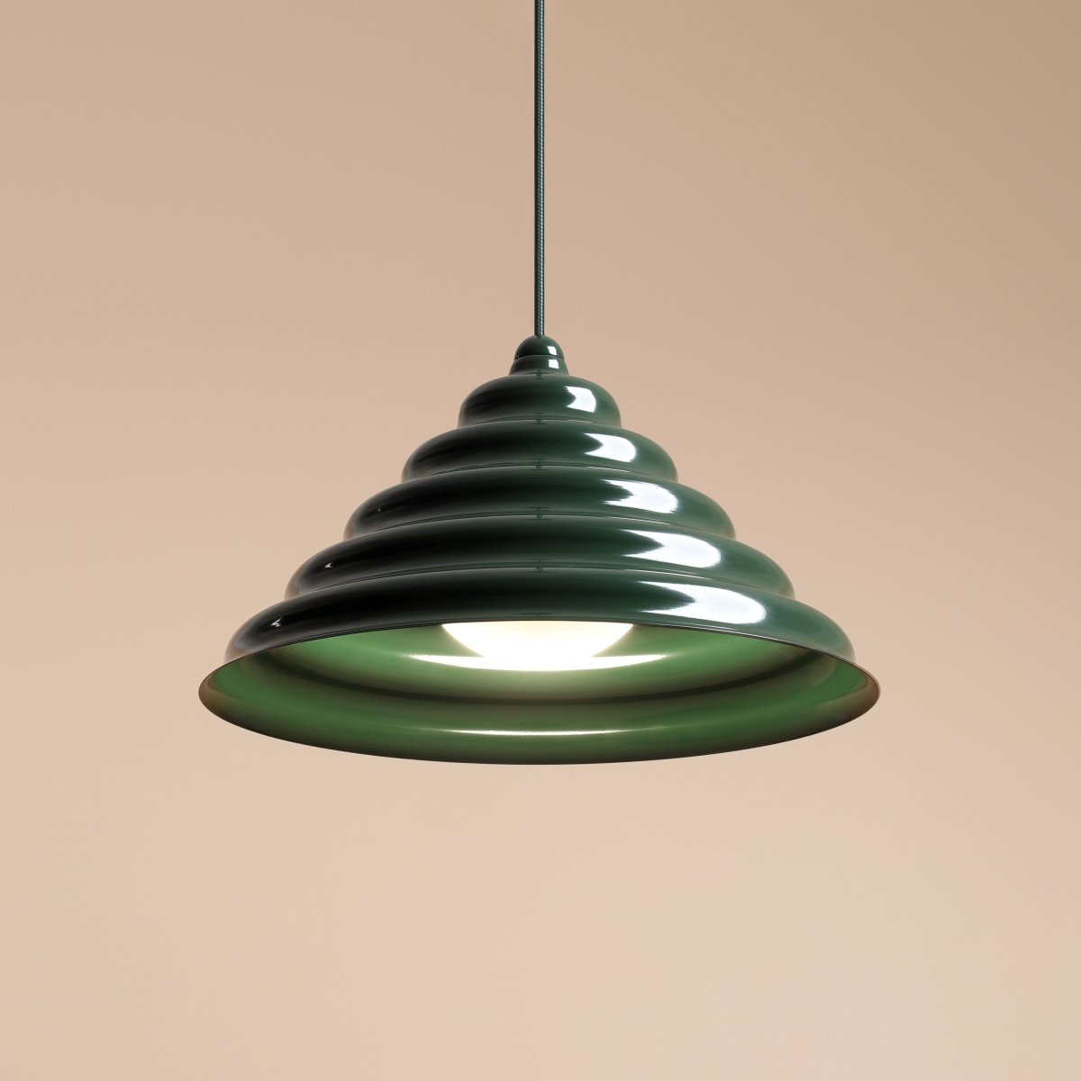 Wave Ø36 Dunkelgrün hängelampe Von Artera - Wave ist eine moderne Pendelleuchte im Retro-Design und damit eine vielseitige Leuchte, die in jedes Zuhause passt.