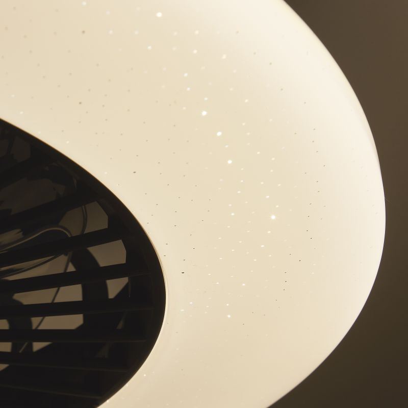 Salerno Ø58 Schwarz Von Brilliant - Im Sommer sorgt der Ventilator f&uuml;r eine k&uuml;hlende Brise, w&auml;hrend er im Winter die warme Raumluft zirkulieren l&auml;sst und so f&uuml;r mehr Komfort und Energieeffizienz sorgt.