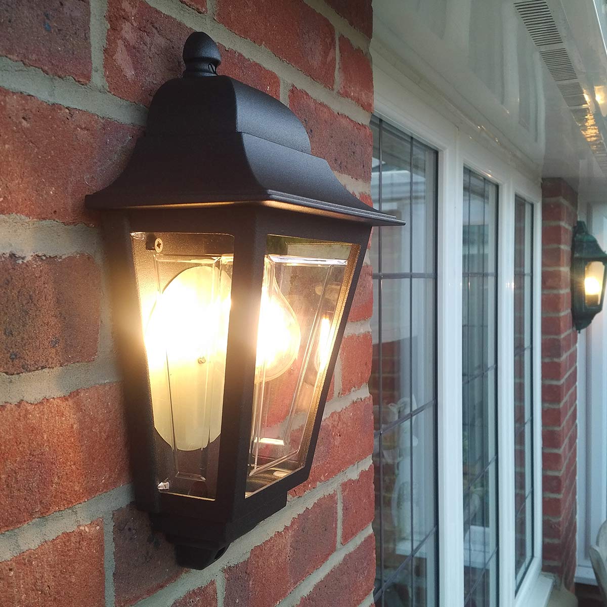 Deco Lane 32cm Schwarz außenlampe Von Elstead Lighting - Es besteht aus schwarz lackiertem Aluminium und Polycarbonat und bietet eine leichte und dennoch robuste Konstruktion, die wetterfest und langlebig ist.
