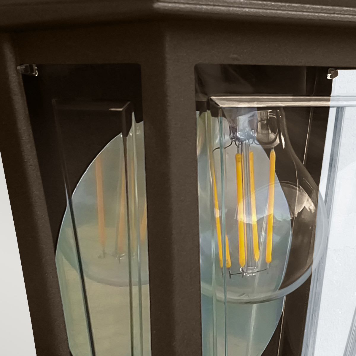 Deco Lane 32cm Bronze außenlampe Von Elstead Lighting - Es besteht aus bronzefarbenem Aluminium und Polycarbonat und bietet eine leichte und dennoch robuste Konstruktion, die wetterfest und langlebig ist.