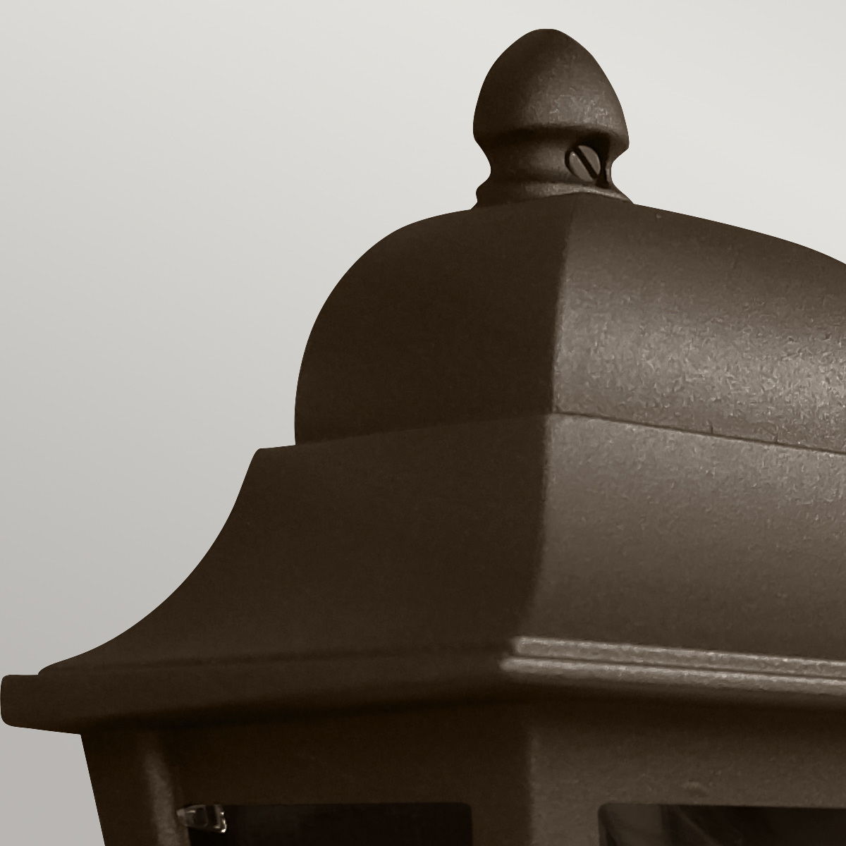 Deco Lane 32cm Bronze außenlampe Von Elstead Lighting - Es besteht aus bronzefarbenem Aluminium und Polycarbonat und bietet eine leichte und dennoch robuste Konstruktion, die wetterfest und langlebig ist.