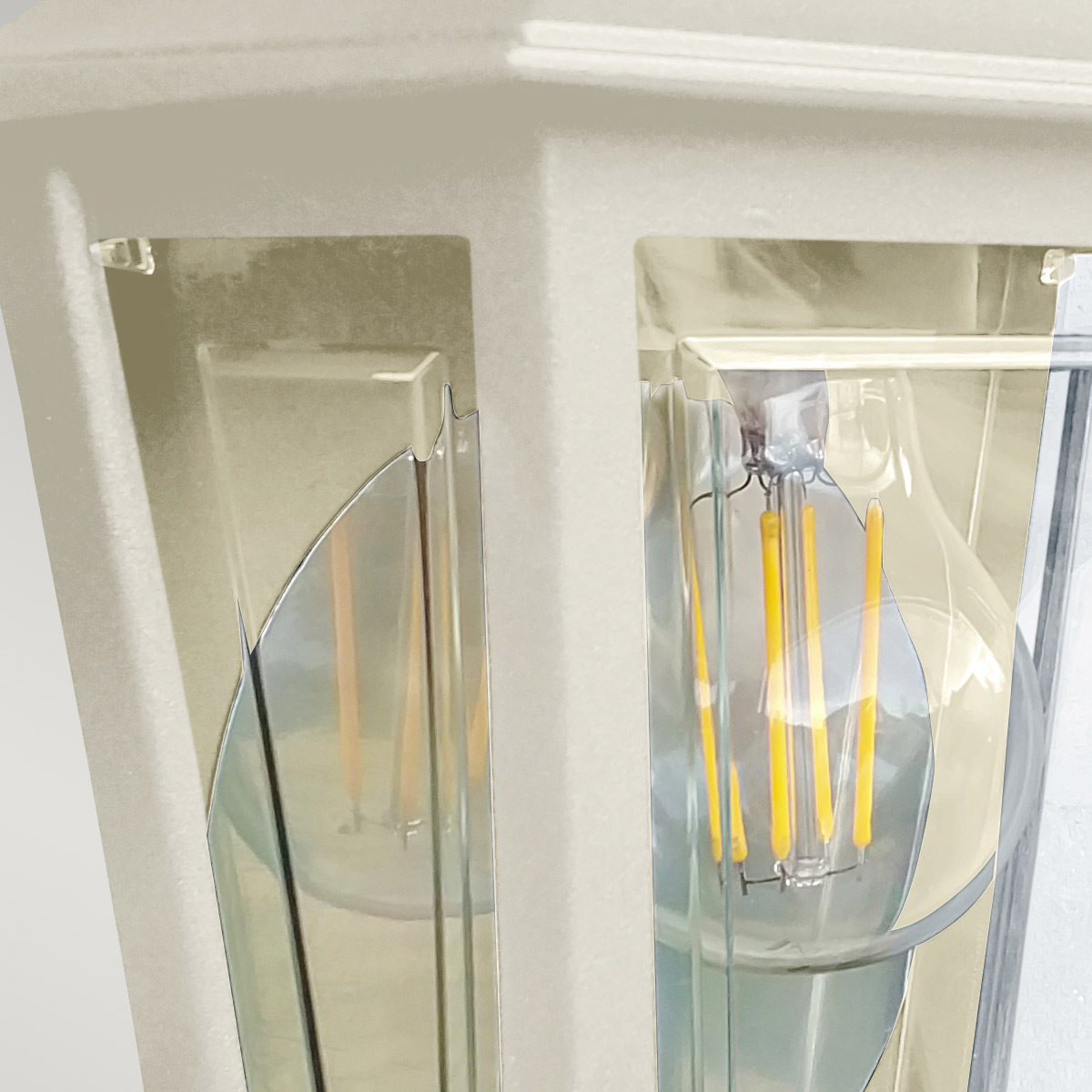 Deco Lane 32cm Beige außenlampe Von Elstead Lighting - Es besteht aus cremefarbenem Aluminium und Polycarbonat und bietet eine leichte und dennoch robuste Konstruktion, die wetterfest und langlebig ist.