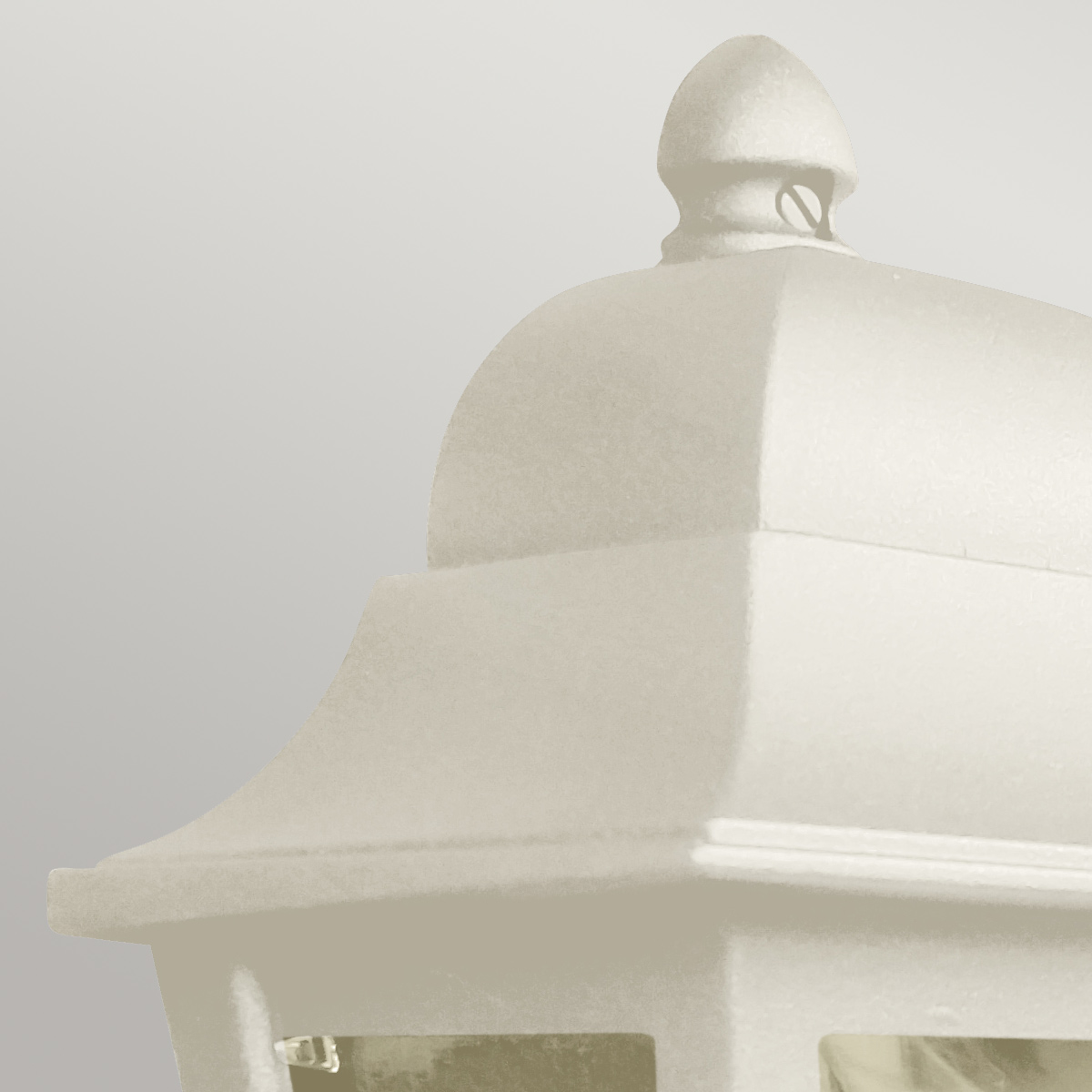 Deco Lane 32cm Beige außenlampe Von Elstead Lighting - Es besteht aus cremefarbenem Aluminium und Polycarbonat und bietet eine leichte und dennoch robuste Konstruktion, die wetterfest und langlebig ist.