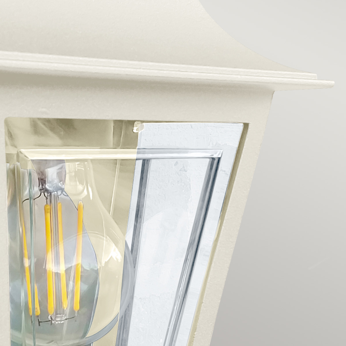 Deco Lane 32cm Beige außenlampe Von Elstead Lighting - Es besteht aus cremefarbenem Aluminium und Polycarbonat und bietet eine leichte und dennoch robuste Konstruktion, die wetterfest und langlebig ist.