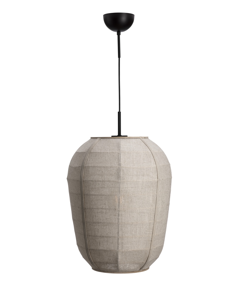 Delino Ø40 Beige hängelampe Von By Rydéns - Der Rahmen aus Eschenholz und die dekorativen Rattan-Details verleihen der Leuchte eine warme und harmonische Ausstrahlung.