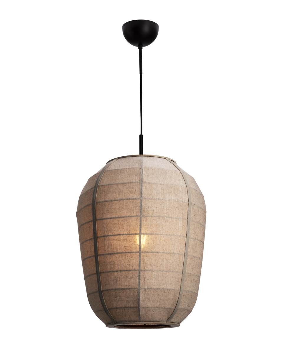 Delino Ø40 Beige hängelampe Von By Rydéns - Der Rahmen aus Eschenholz und die dekorativen Rattan-Details verleihen der Leuchte eine warme und harmonische Ausstrahlung.