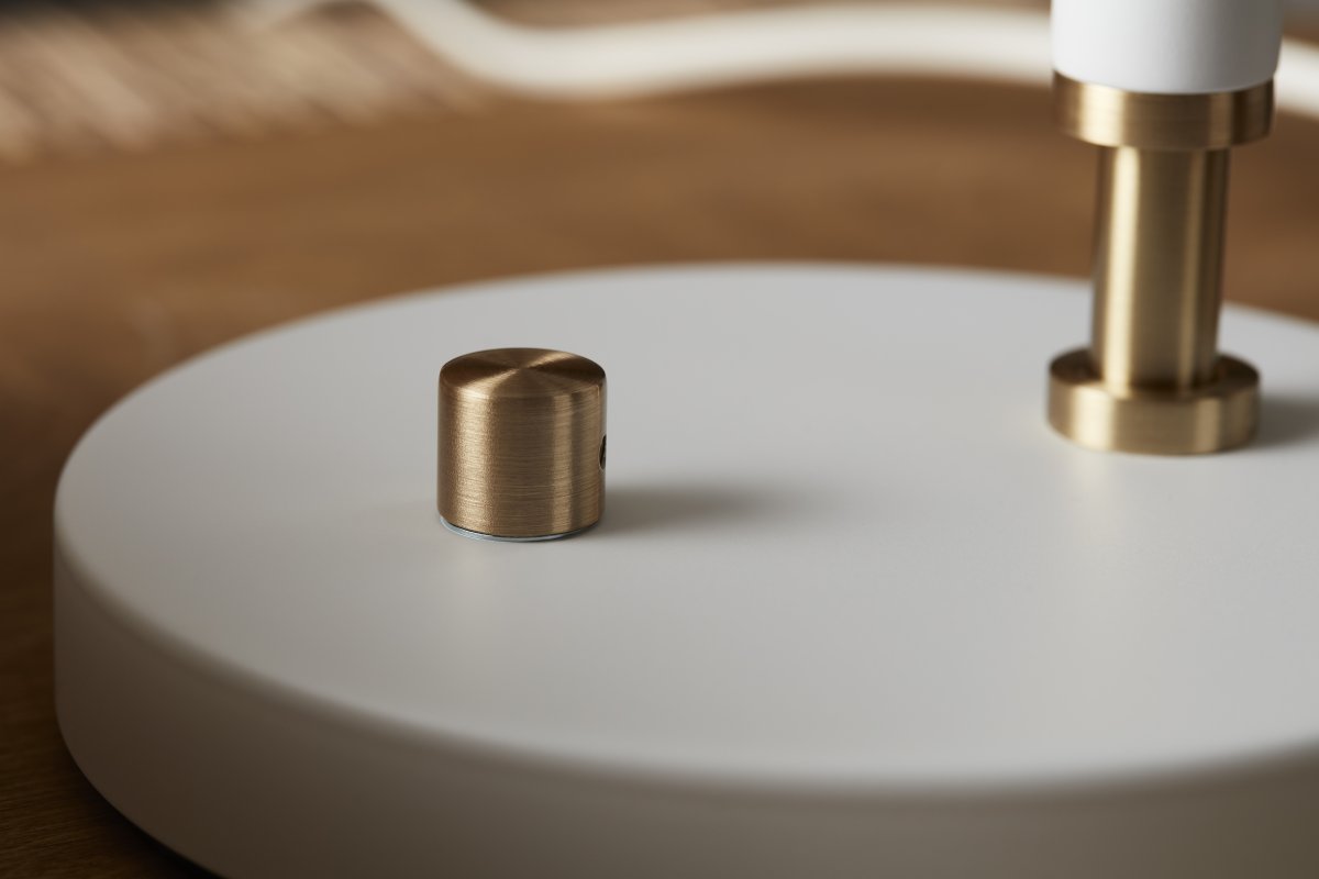 Deluxe 50cm Weiß schreibtischlampe Von Belid - Die Leuchte spendet angenehmes Licht und verfügt über einen verstellbaren Spot und eine Dimmfunktion zur individuellen Anpassung der Helligkeit.