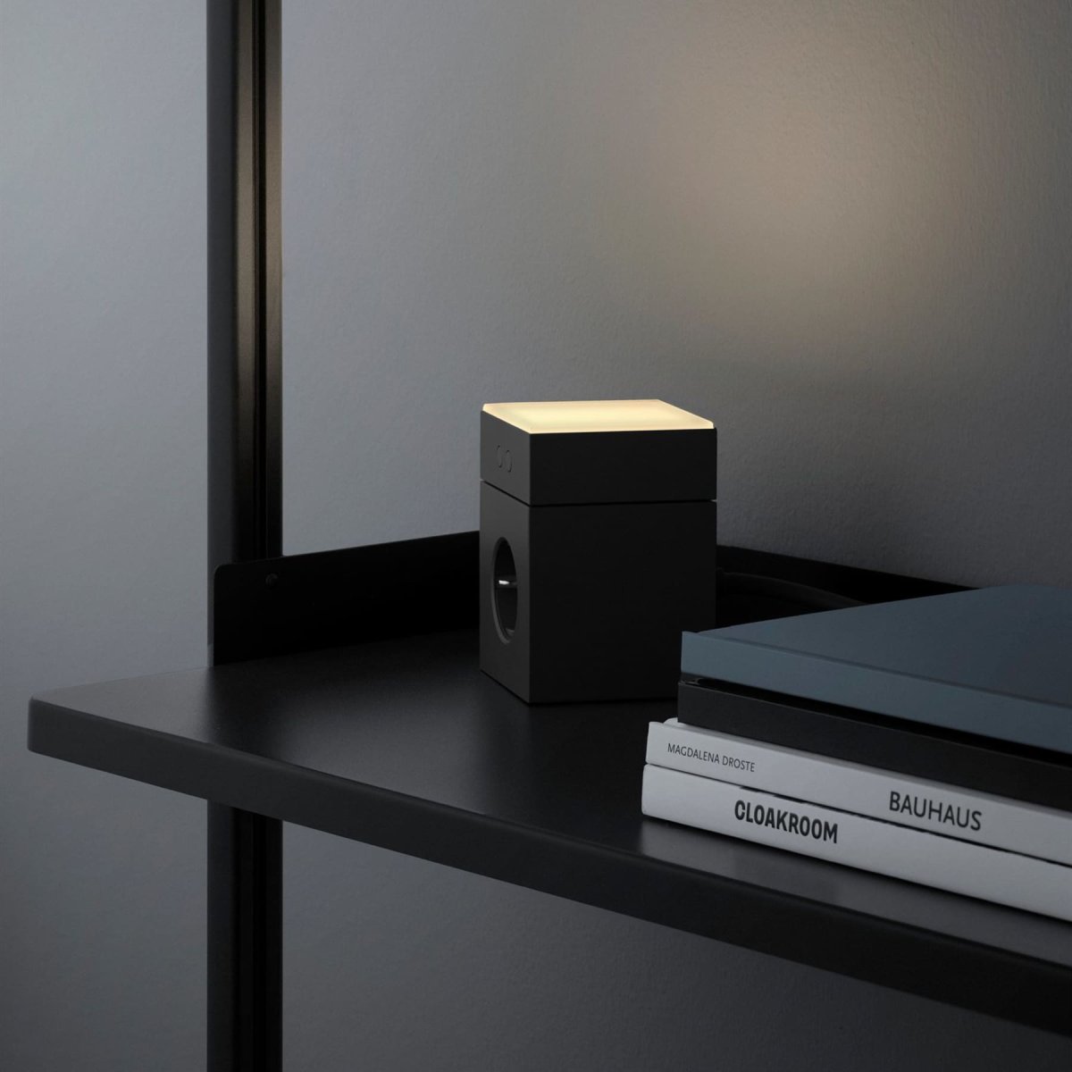 LAMP 1 - EU Schwarz Von Avolt - Diese praktische kleine Lampe wird direkt an die Steckdose (230 V) angeschlossen und eignet sich perfekt als Nachtlicht oder Stimmungslicht im Flur, Schlafzimmer oder anderen Räumen, in denen Sie ein sanftes Licht wünschen.