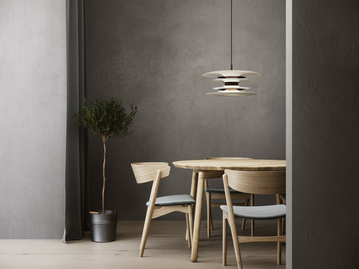Diablo Ø50 Sand/Bronze hängelampe Von Belid - Die Pendelleuchte verbreitet ein angenehmes, ged&auml;mpftes Licht und eignet sich sowohl &uuml;ber dem Esstisch als auch in anderen Bereichen des Hauses, in denen Stil und Funktionalit&auml;t kombiniert werden sollen.