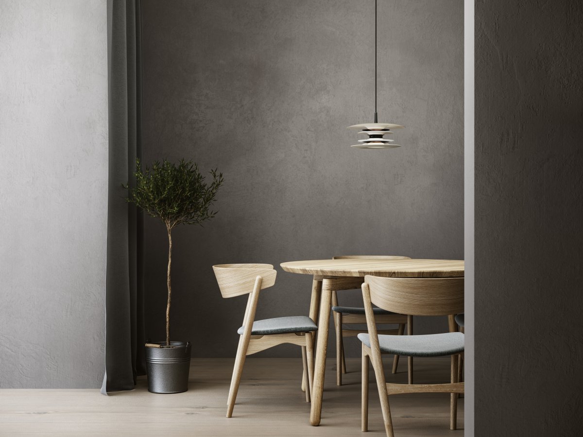 Diablo Ø30 Sand/Bronze hängelampe Von Belid - Die Pendelleuchte verbreitet ein angenehmes, ged&auml;mpftes Licht und eignet sich sowohl &uuml;ber dem Esstisch als auch in anderen Bereichen des Hauses, in denen Stil und Funktionalit&auml;t kombiniert werden sollen.