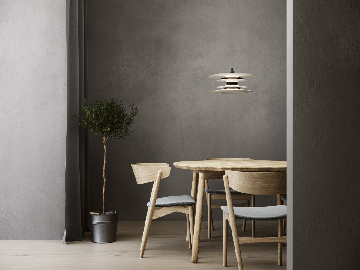Diablo Ø40 Sand/Bronze hängelampe Von Belid - Die Pendelleuchte verbreitet ein angenehmes, ged&auml;mpftes Licht und eignet sich sowohl &uuml;ber dem Esstisch als auch in anderen Bereichen des Hauses, in denen Stil und Funktionalit&auml;t kombiniert werden sollen.