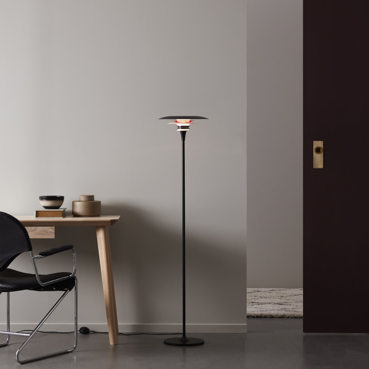 Diablo Ø30 Schwarz/Rot stehlampe Von Belid - Die Leuchte ist in mehreren Farbkombinationen erh&auml;ltlich, insbesondere in einem auff&auml;lligen Mix aus Mattschwarz und Hochglanzrot, der einen modernen und zugleich dramatischen Ausdruck verleiht.