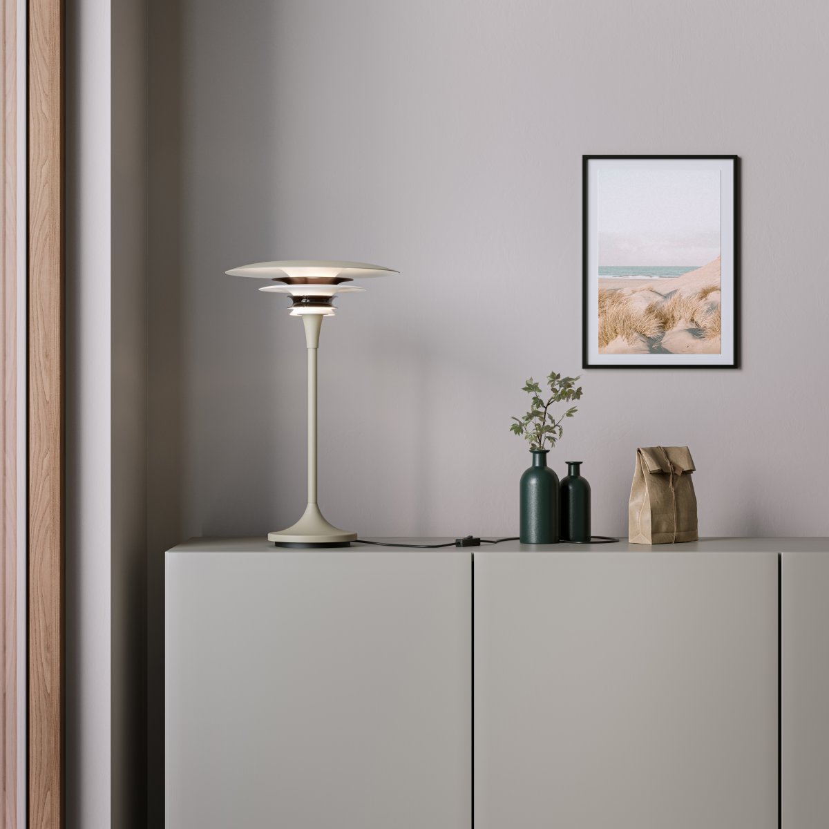 Diablo 48cm Sand/Bronze tischlampe Von Belid - Die Leuchte ist in verschiedenen Farben erh&auml;ltlich, die sie zusammen mit ihrem einzigartigen Design zu einem einzigartigen Detail in der Einrichtung machen.