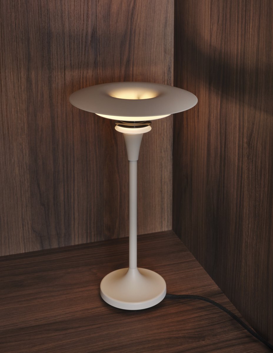 Diablo 48cm Sand/Bronze tischlampe Von Belid - Die Leuchte ist in verschiedenen Farben erh&auml;ltlich, die sie zusammen mit ihrem einzigartigen Design zu einem einzigartigen Detail in der Einrichtung machen.