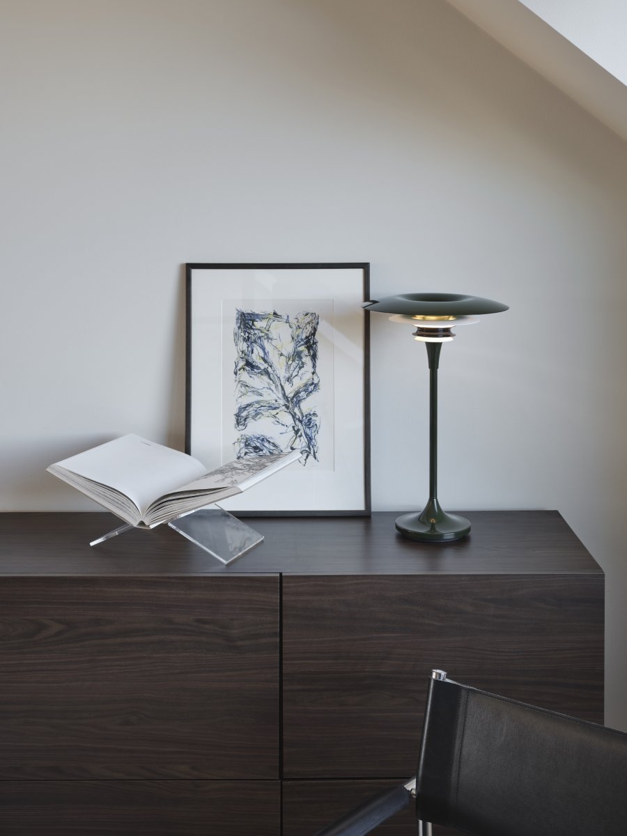 Diablo 48cm Grün/Weiß tischlampe Von Belid - Die Leuchte ist in verschiedenen Farben erh&auml;ltlich, die sie zusammen mit ihrem einzigartigen Design zu einem einzigartigen Detail in der Einrichtung machen.