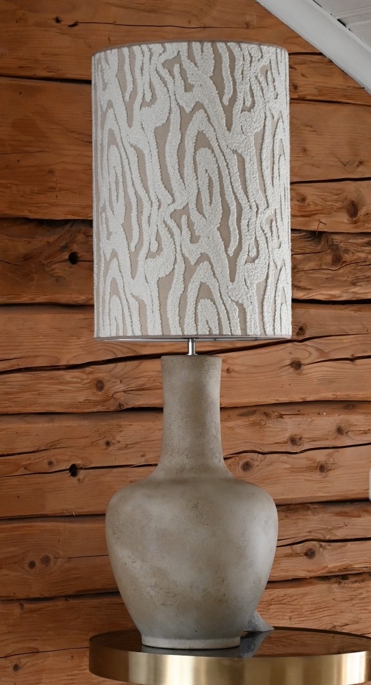 Dilbar 54cm Sand lampenfuß Von Hallbergs - Dilbar lampfot &auml;r tillverkad i keramik och har en mjuk sandgr&aring; f&auml;rg som ger ett varmt och stilrent uttryck.