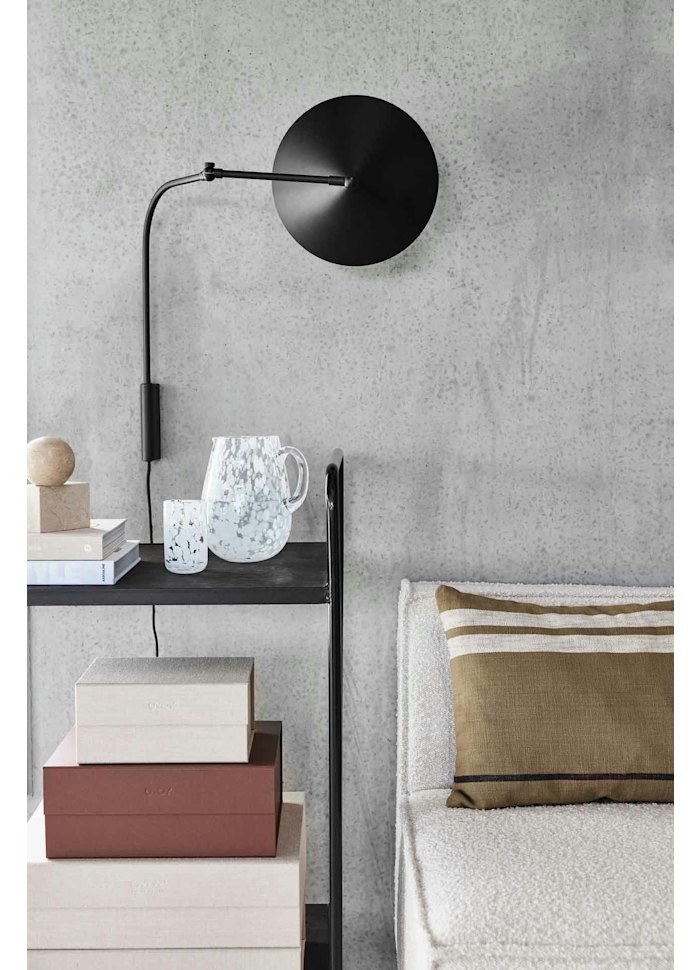 Kasa 60cm Schwarz wandlampe Von OYOY - Dank ihrer eleganten Form passt die Leuchte in jedes Interieur und verleiht dem Raum Charakter und Stil.