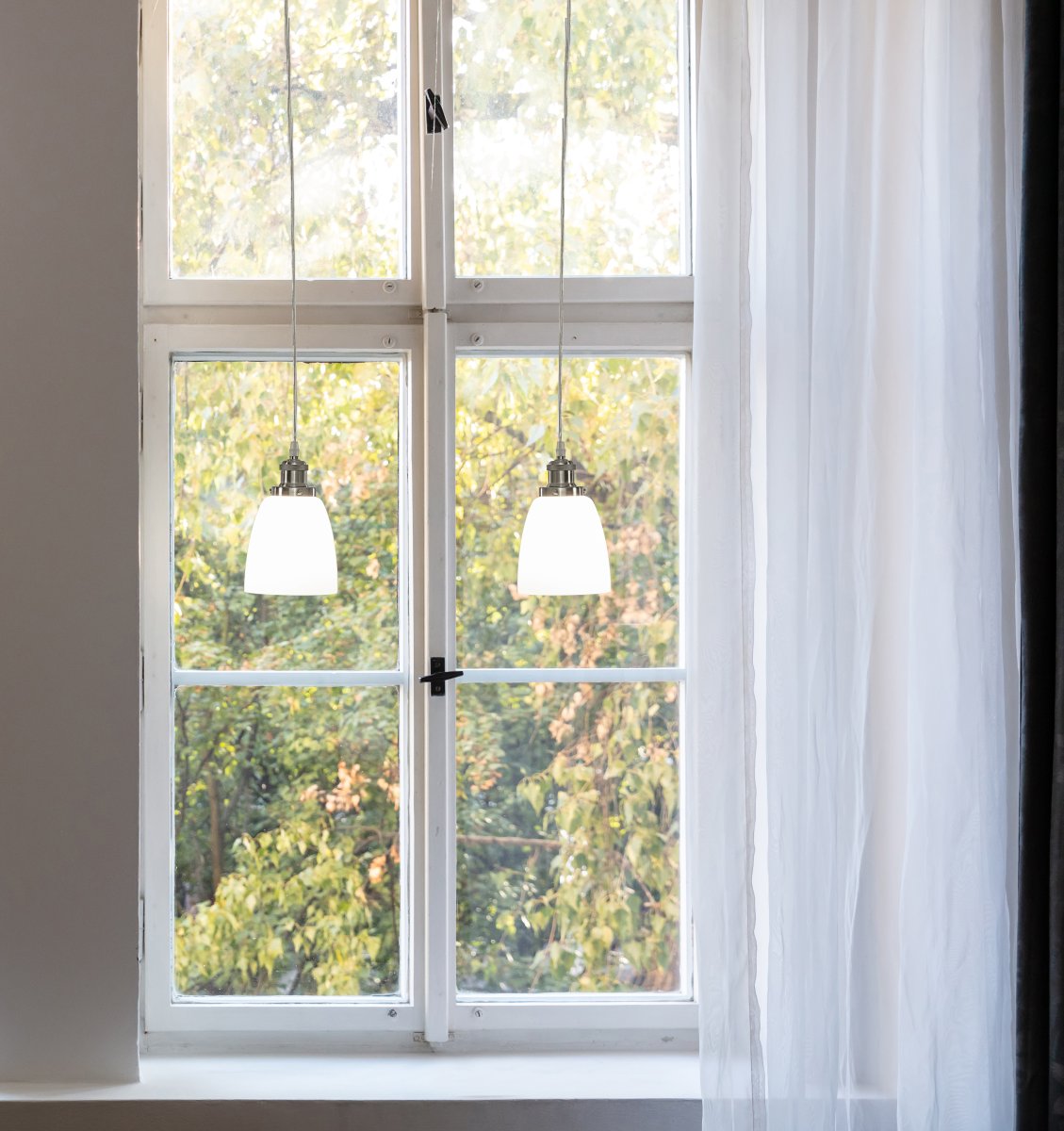 Niki Ø14 Weiß fensterlampe Von Aneta Lighting - Niki ist eine schlichte und stilvolle Fensterh&auml;ngelampe, die mit ihren Chromdetails jedem Raum eine heimelige Atmosph&auml;re verleiht.