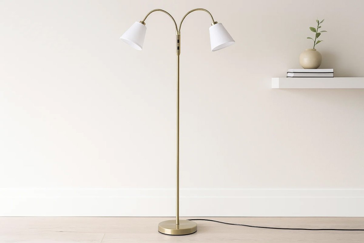 Doppio Antikes Messing stehlampe Von Lampan - Dank der flexiblen Arme k&ouml;nnen Sie das Licht ganz einfach dorthin lenken, wo Sie es brauchen &ndash; egal, ob Sie auf der Couch oder in Ihrem Lieblingssessel sitzen.
