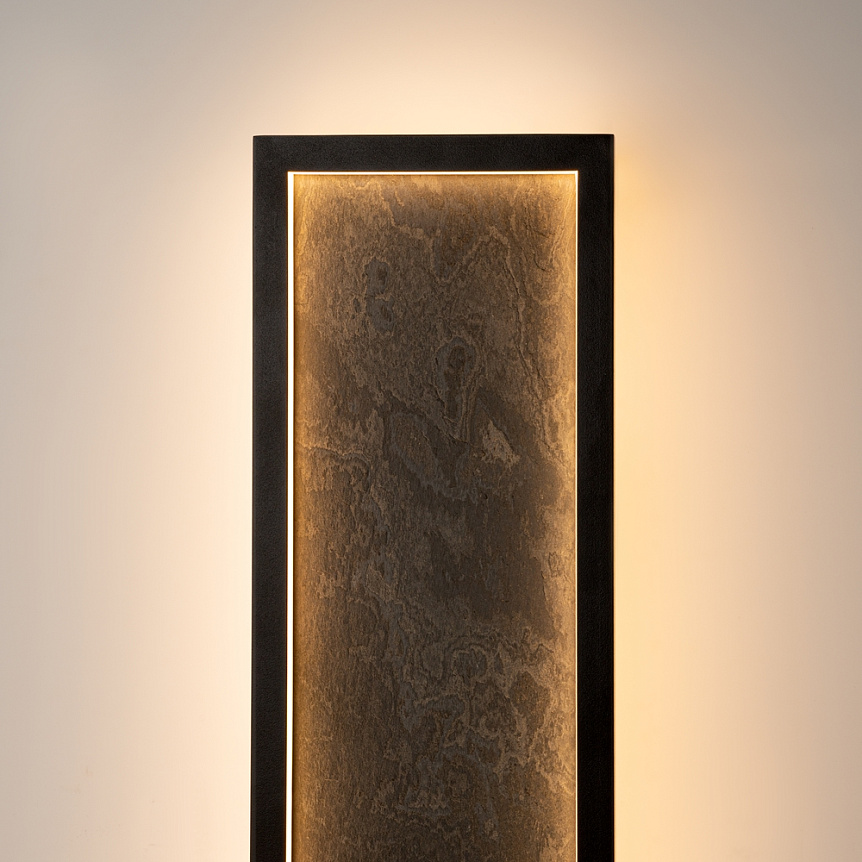 Orign 60cm Schwarz wandlampe Von Maytoni - Orign ist eine Wandleuchte aus Metall mit einer eleganten Steinimitation in der Mitte, die einen nat&uuml;rlichen und exklusiven Eindruck vermittelt.