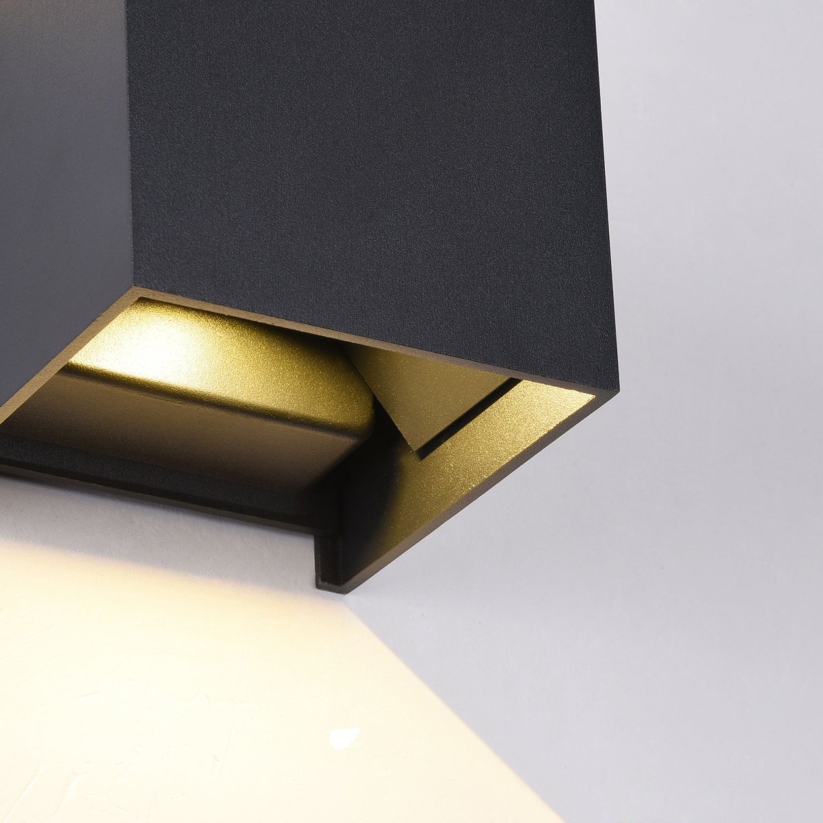 Fulton Schwarz außenlampe Von Maytoni - Fulton ist eine ausgezeichnete Wahl für alle, die eine stilvolle und funktionale Beleuchtung suchen, die den Raum aufwertet, ohne ihn zu dominieren.
