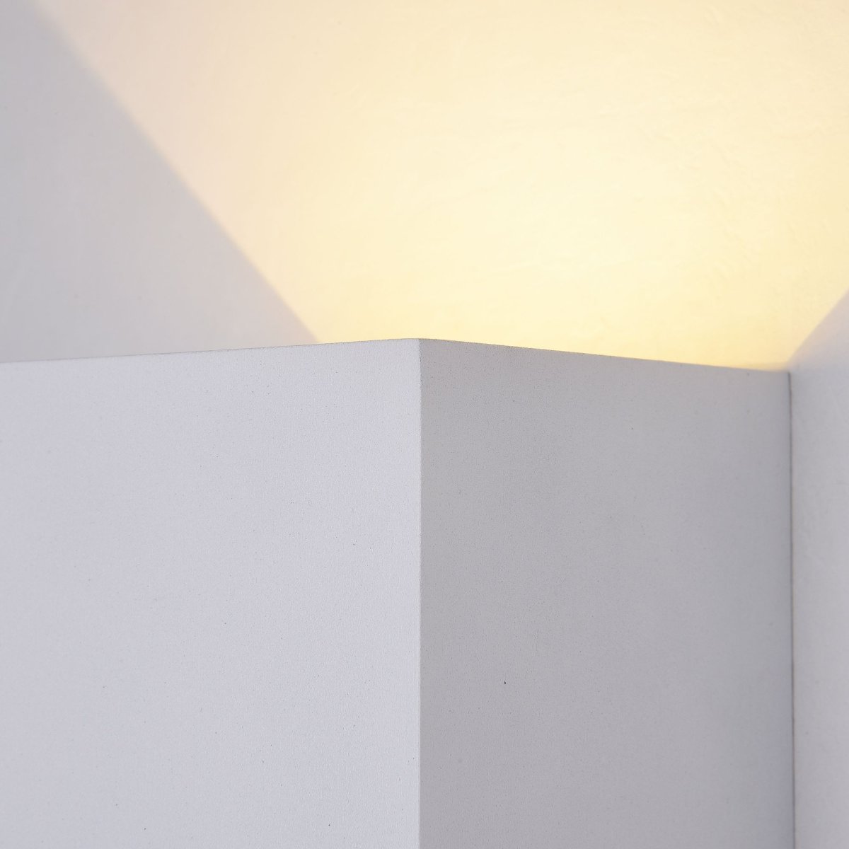Fulton Weiß außenlampe Von Maytoni - Fulton ist eine ausgezeichnete Wahl für alle, die eine stilvolle und funktionale Beleuchtung suchen, die den Raum aufwertet, ohne ihn zu dominieren.