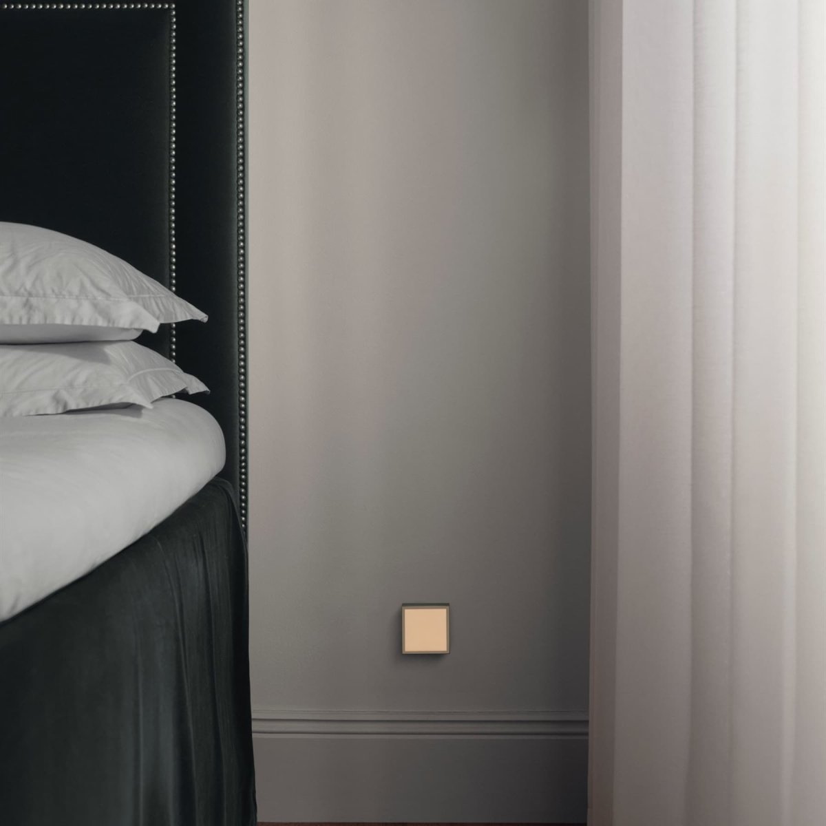 LAMP 1 - EU Grün Von Avolt - Diese praktische kleine Lampe wird direkt an die Steckdose (230 V) angeschlossen und eignet sich perfekt als Nachtlicht oder Stimmungslicht im Flur, Schlafzimmer oder anderen R&auml;umen, in denen Sie ein sanftes Licht w&uuml;nschen.