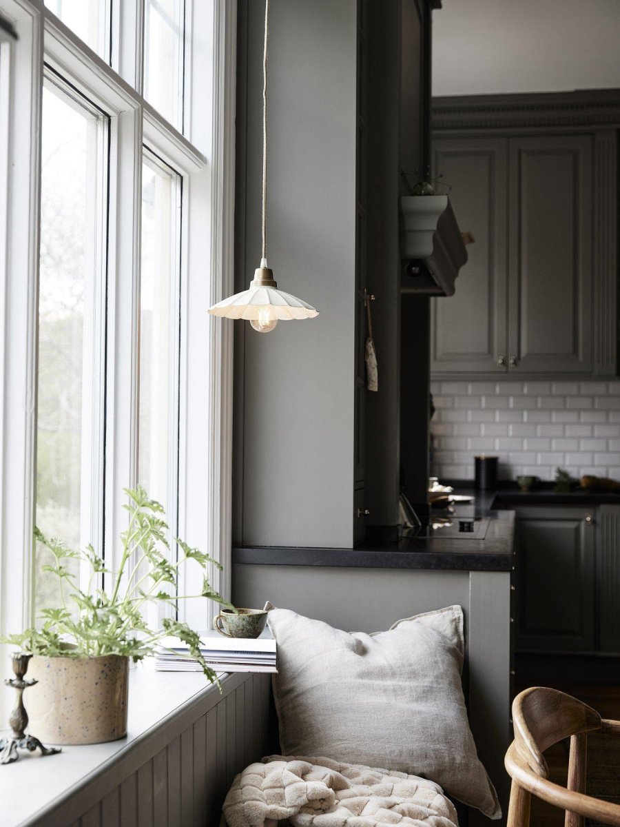 Ester Ø24 Cremefarben fensterlampe Von PR Home - Fensterlampe Ester aus Metall mit Emaille-Finish, das Marmor imitiert.