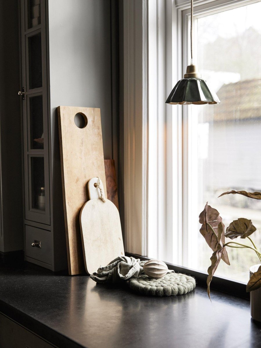 Ester Ø17 Dunkelgrün fensterlampe Von PR Home - Fensterlampe Ester aus Metall mit Emaille-Finish, das Marmor imitiert.