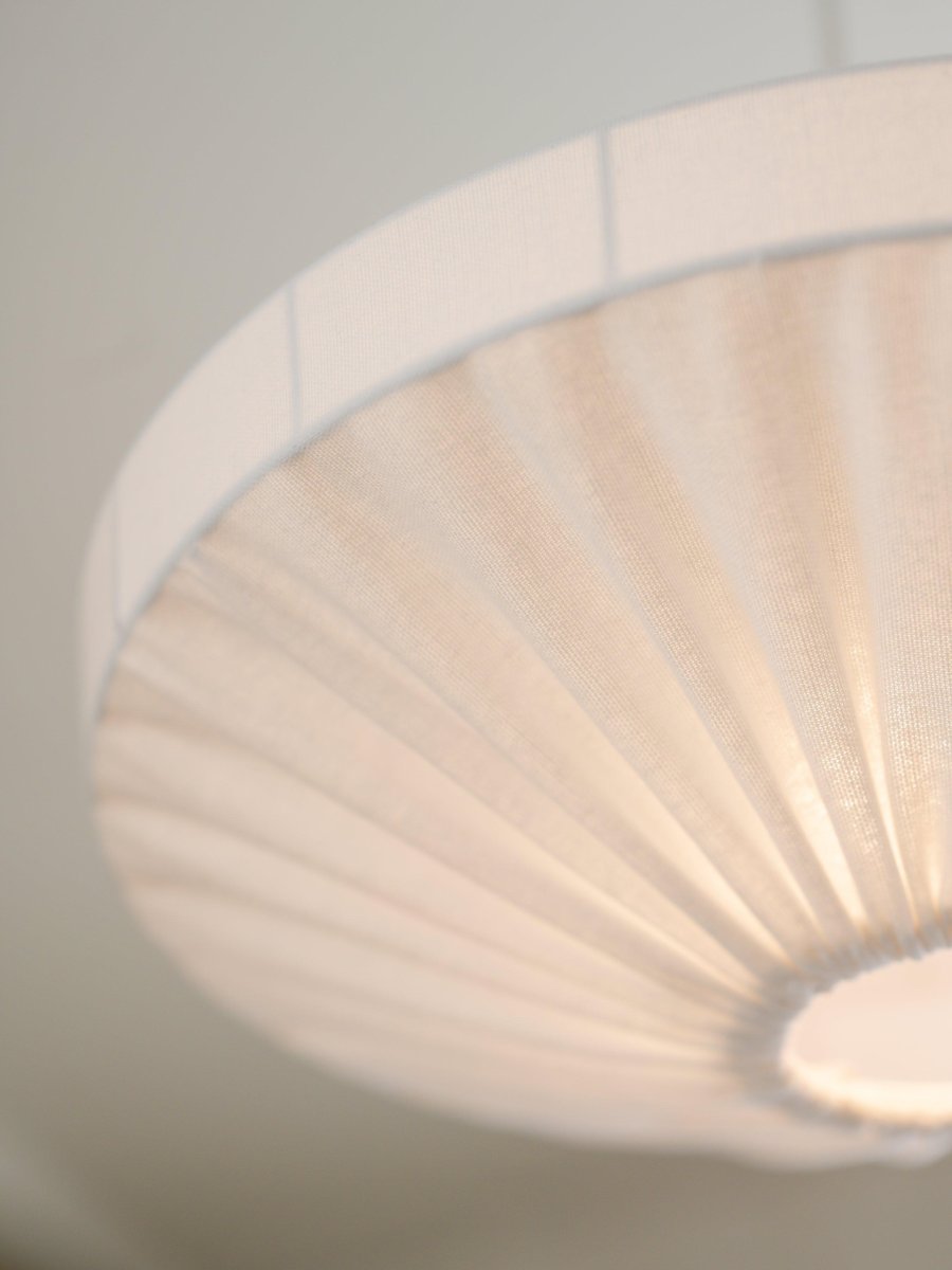 Edith Ø38 Weiß hängelampe Von PR Home - Die Deckenleuchte Edith ist ein modernes skandinavisches &bdquo;Ufo&ldquo; Modell im Baumwollstoff Franza, der einen weichen und gleichm&auml;&szlig;igen Glanz verleiht.