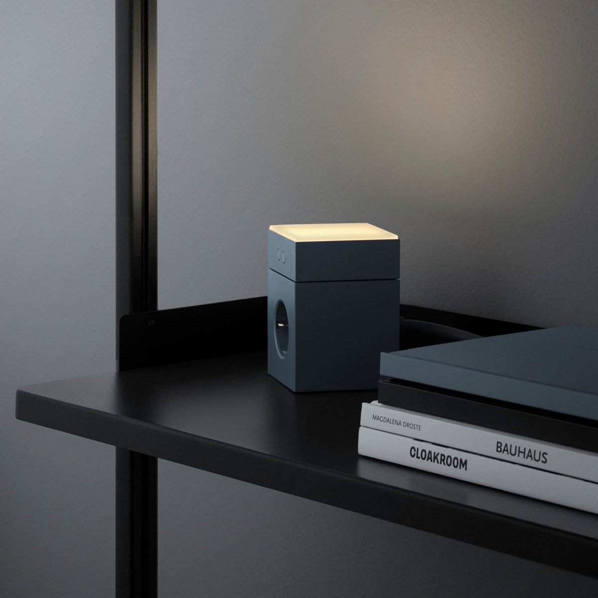 LAMP 1 - EU Blau Von Avolt - Diese praktische kleine Lampe wird direkt an die Steckdose (230 V) angeschlossen und eignet sich perfekt als Nachtlicht oder Stimmungslicht im Flur, Schlafzimmer oder anderen R&auml;umen, in denen Sie ein sanftes Licht w&uuml;nschen.