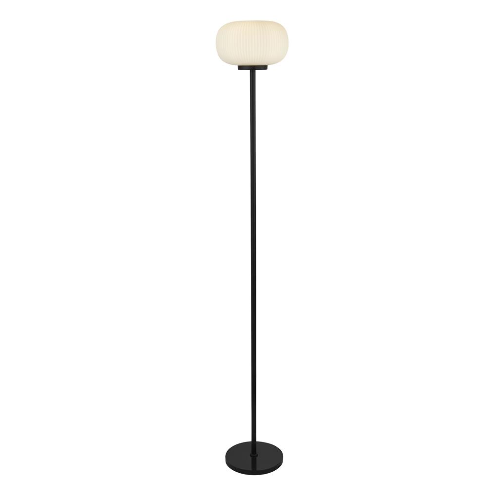 Lumina Schwarz stehlampe Von Searchlight - Die Stehleuchte Lumina kombiniert einen mattschwarzen Metallrahmen mit geriffeltem Opalglas – ein Kontrast, der ein modernes und elegantes Gefühl vermittelt.