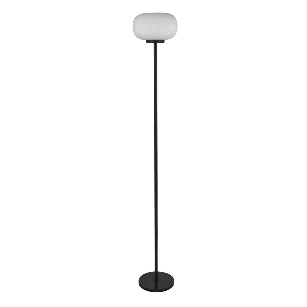 Lumina Schwarz stehlampe Von Searchlight - Die Stehleuchte Lumina kombiniert einen mattschwarzen Metallrahmen mit geriffeltem Opalglas – ein Kontrast, der ein modernes und elegantes Gefühl vermittelt.